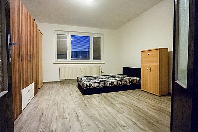 3 izbový byt, Petržalka, Brančská ul.:, čiastočne zrekonštruovaný a zariadený byt, samostatné izby, zasklená lodžia