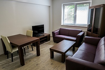 BA I, Blumentálska, Staré Mesto: 2 izb. tehlový zariadený byt s komorou, kompletná kvalitná rekonštrukcia,  otočený do dvora.Samostatné izby