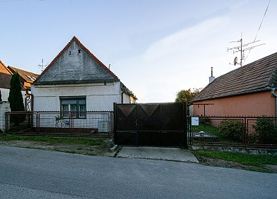 BA IV, Záhorská Bystrica, 5,3 stavebný pozemok + starší 2 izbový RD,, pôvodný stav, ÚP: 70 m2