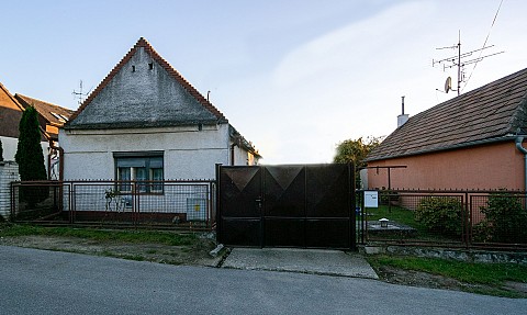 BA IV, Záhorská Bystrica, 5,3 stavebný pozemok + starší 2 izbový RD,